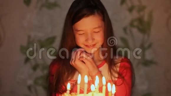女孩闭上眼睛许愿吹灭蛋糕上的蜡烛生日快乐视频的预览图