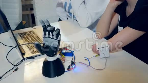 年轻女子测试机器人仿生手臂现实生活中的未来论技术视频的预览图