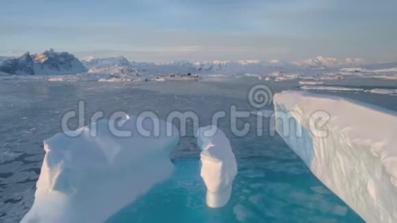 南极洲大冰山弗纳茨基航空站视频的预览图
