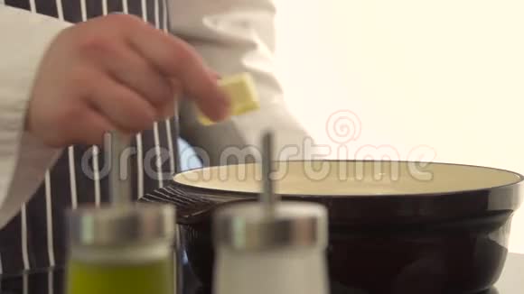 厨师扔黄油视频的预览图