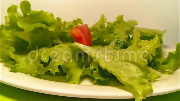 沙拉盘青西红柿奶酪有机盘水滴飞视频的预览图