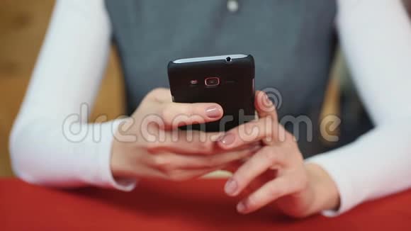 女商人在智能手机上输入一条信息现代技术新手机视频的预览图