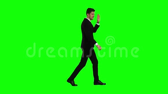 男人要去参加一个商务会议并挥手问候绿色屏幕侧视图视频的预览图