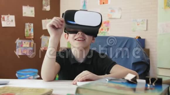 可爱的小男孩使用虚拟现实耳机进行视频聊天对话视频的预览图