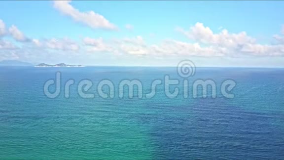 白云飞过蔚蓝的海洋对抗蓝天视频的预览图