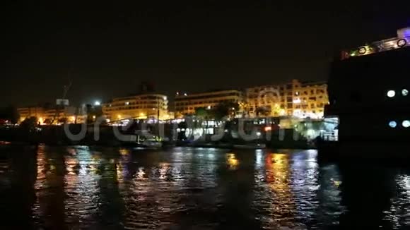 夜间尼罗河上停泊游船的景色视频的预览图