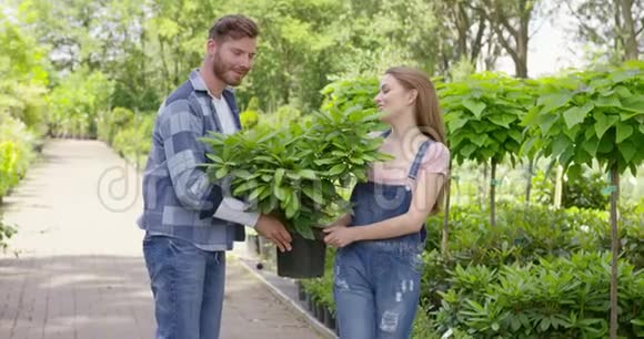 携带盆栽植物的快乐园丁视频的预览图