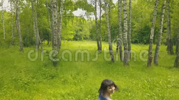 无人机看到迷人的年轻女人在树林里散步跟我去森林视频的预览图