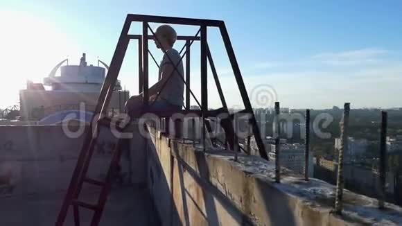 金属楼梯和一个男人在一栋高楼上的莲花视频的预览图