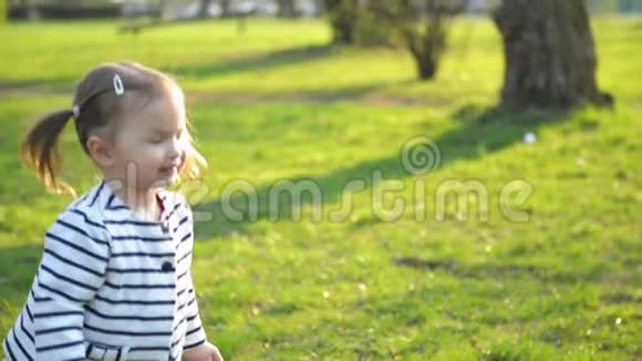 可爱的小女孩正跑向妈妈享受阳光明媚的户外活动年轻的女人和女儿拥抱和玩耍视频的预览图