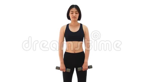 漂亮的泰国亚裔女运动员举起哑铃双臂站立或V举姿势视频的预览图