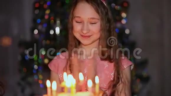 少女喜悦的双眼闭着仰慕的蛋糕庆祝生日视频的预览图