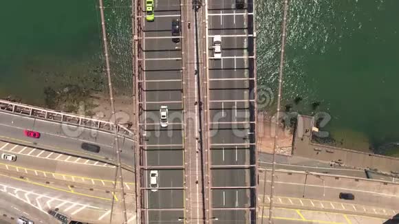 奇妙的4k空中无人机全景飞越大城市豪华游艇港口奥德恩市平静的蓝色海水视频的预览图