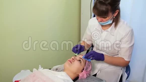 美容师用海绵清洁皮肤女人躺在沙发水疗沙龙上接受水疗治疗的妇女视频的预览图
