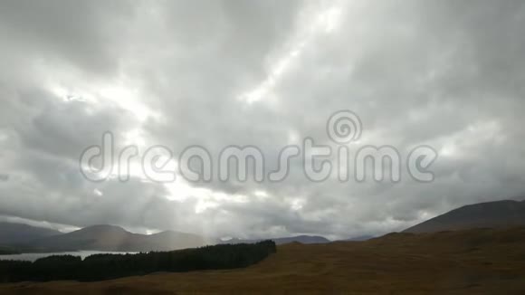 苏格兰高地上空的云层时间推移苏格兰英国视频的预览图