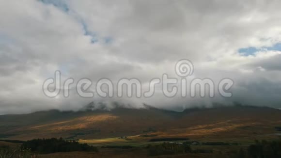 高山上的村庄苏格兰乡村景观时光流逝视频的预览图