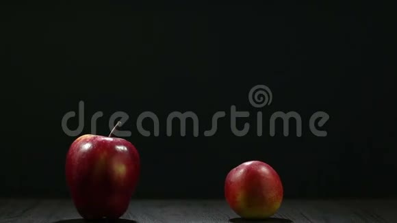 把苹果和桃子放在桌子上视频的预览图