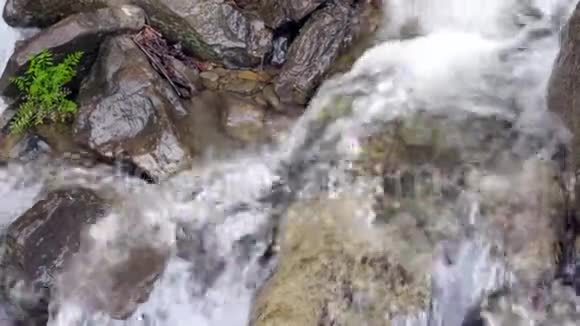 石头上的水流小水落在岩石上在石头间流动的水视频的预览图