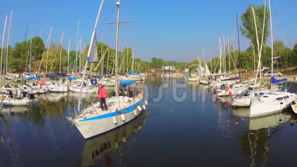 帆船与游客在港口航行游艇和船只视频的预览图