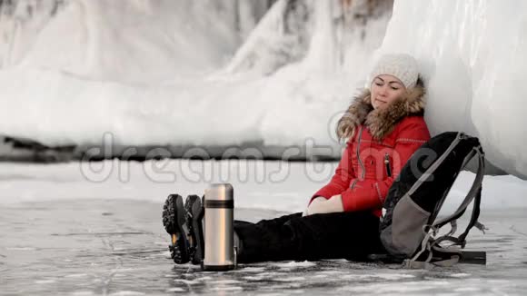 疲惫的旅游女孩坐在冰上视频的预览图