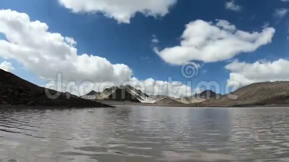 永恒的峡谷峭壁和山湖天空的阴影和云彩在移动北高加索俄罗斯视频的预览图