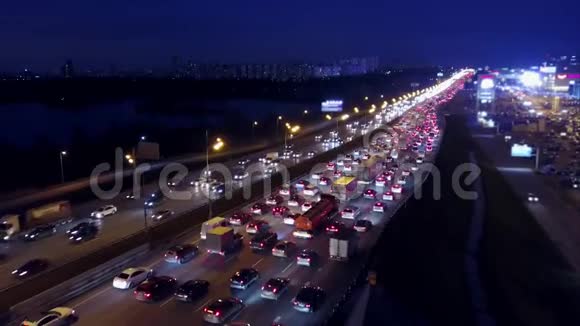 傍晚高峰时大城市公路交通堵塞的鸟瞰图视频的预览图
