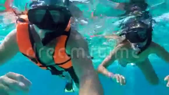 年轻快乐的情侣在水下高清慢速运动西米兰岛安达曼泰国视频的预览图