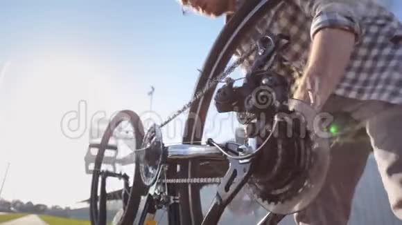 机械师检查自行车的传动系统视频的预览图