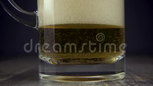 在灰色背景特写镜头上的玻璃杯中慢镜头轻啤酒视频的预览图