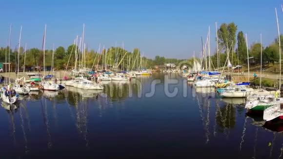 夏天美丽的游艇停泊在宁静的城市港湾度假视频的预览图