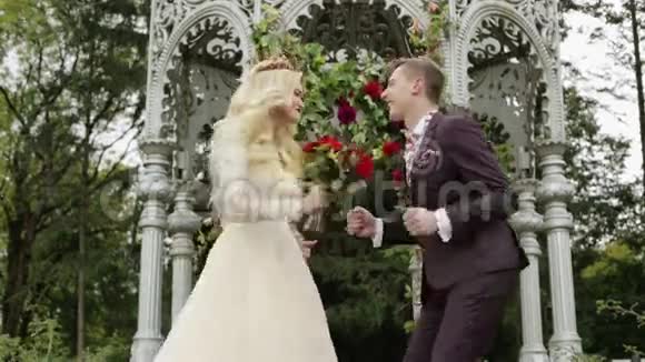 一位新郎和他的新娘在摇滚跳舞视频的预览图