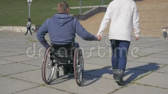 情侣坐轮椅和女朋友去公园散步视频的预览图