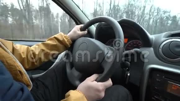 司机把手放在方向盘上视频的预览图