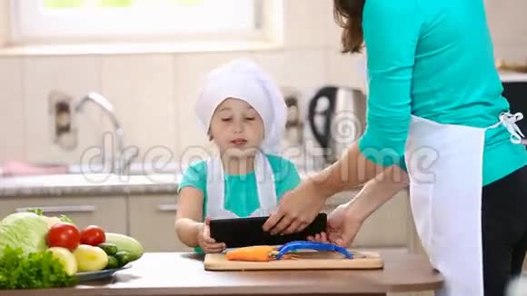 厨房里拿着平板电脑的小女孩视频的预览图