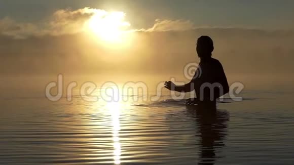 太阳落山的时候欢乐的人在湖里提水视频的预览图