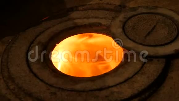 老式砖烤箱带有铸铁薄饼火烧得近景视频的预览图