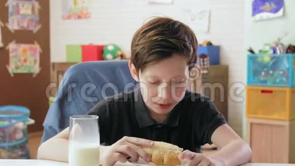 可爱的小男孩在他的房间里吃早餐视频的预览图