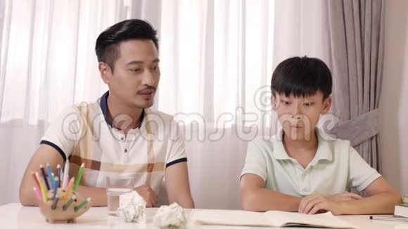 令人惊讶的亚洲父子为写书欢呼视频的预览图