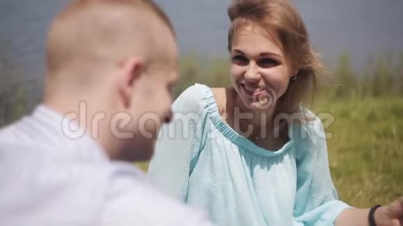 那个家伙和那个女孩正在河边笑一次约会快乐的夫妻笑着喝咖啡视频的预览图