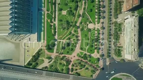 现代城市公园的高空俯视图视频的预览图