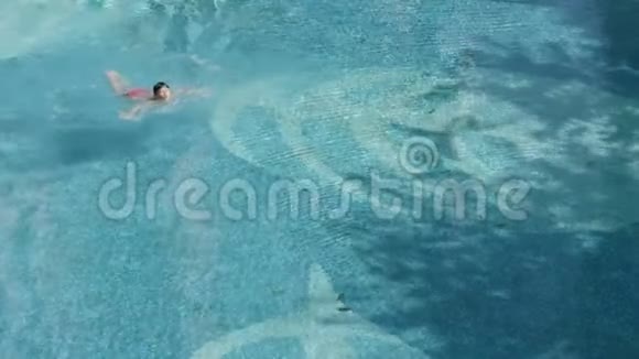 亚洲儿童夏季慢动作游泳的高角度视角视频的预览图