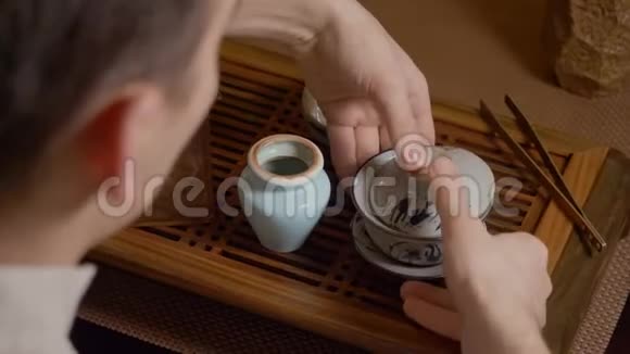 师傅把盖湾的绿茶倒在碗里中国茶道仪式视频的预览图