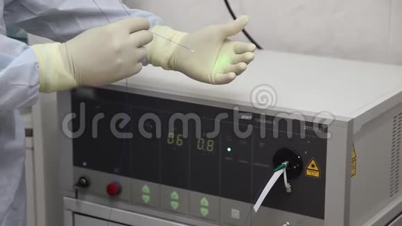 特写镜头医生演示了用激光摧毁肾结石的装置视频的预览图