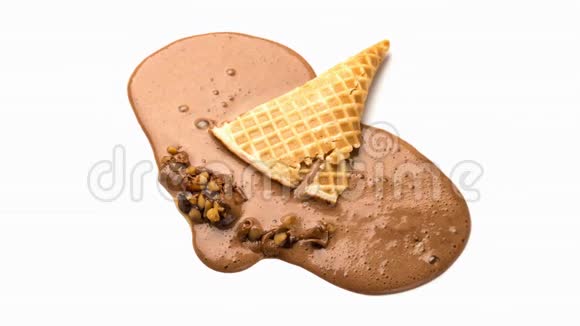 高分辨率反向巧克力冰淇淋锥融化时间推移视频的预览图