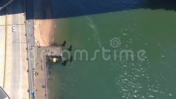 宁静的蓝色海水令人印象深刻的4k空中无人驾驶飞机在奥德恩市大型城市豪华游艇港口的全景飞行视频的预览图