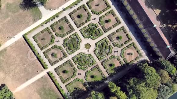 在杜塞尔多夫沃尔斯加特公园玫瑰花园德国空中景色视频的预览图