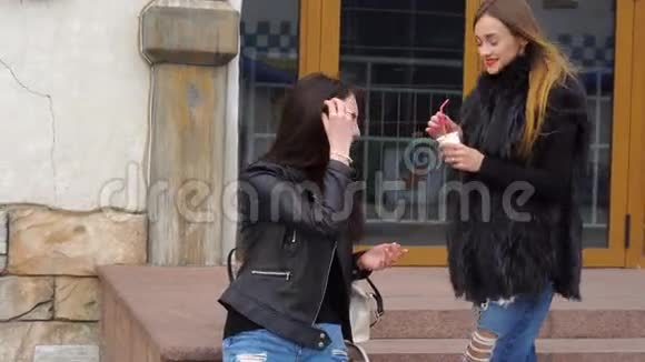 两个漂亮的女朋友在街上聊天喝咖啡视频的预览图
