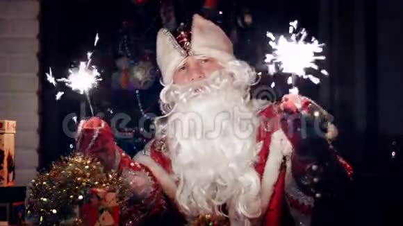 在黄昏时分圣诞老人兴高采烈地挥舞着孟加拉灯视频的预览图