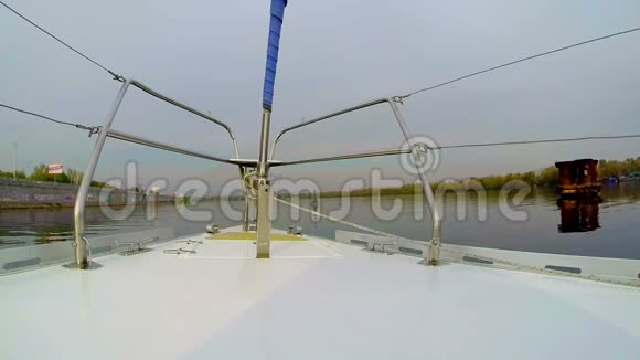 帆船在宽阔的城市河流上通过浮标帆船游艇POV视频的预览图
