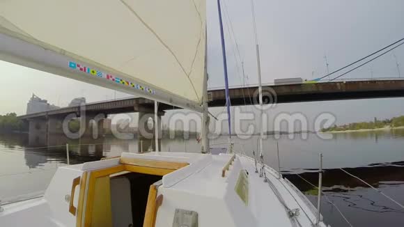 游艇在河城桥下航行城市景观污染POV视频的预览图